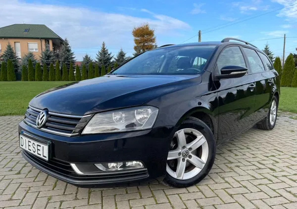 samochody osobowe Volkswagen Passat cena 27900 przebieg: 245000, rok produkcji 2013 z Żelechów